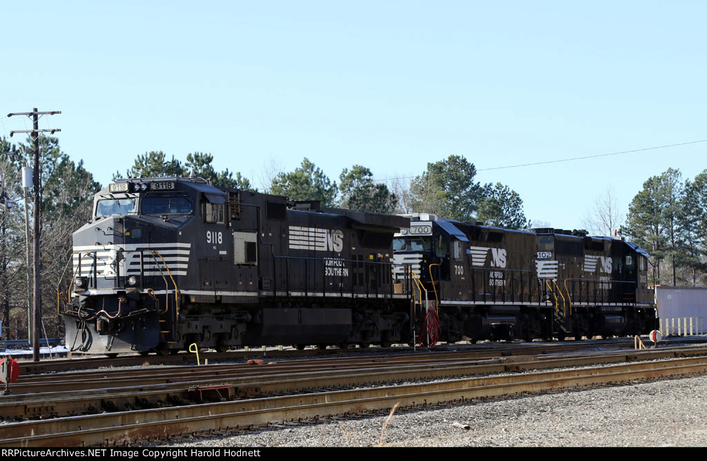 NS 9118, 700, & 3102 in Glenwood Yard